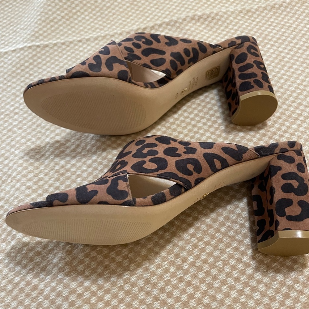 Stuart Weitzman Galene Cappuccino Cheetah Sue Mule
Size 10.5 suede